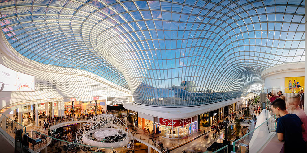 Die enormen konstruktiven Möglichkeiten gebogener Gläser offenbart die riesige Shoppingmall Chadstone in Melbourne.
Foto: Timothy Burgess / Imageplay