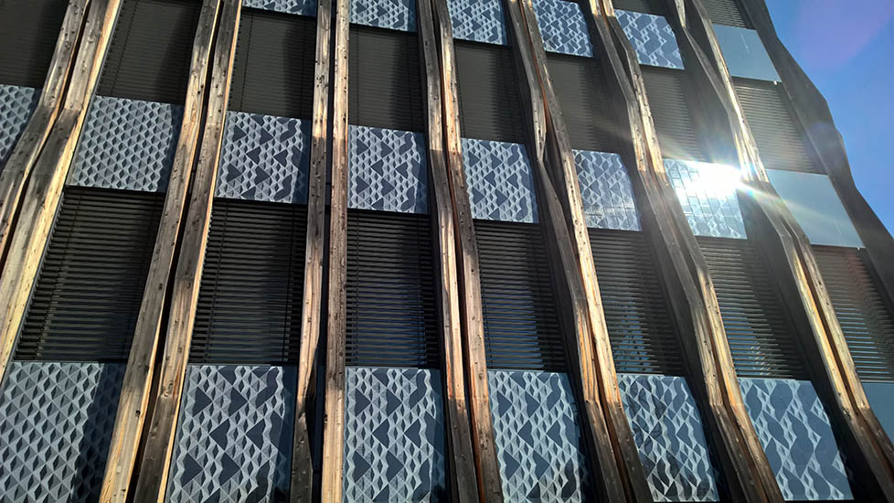 Wie Photovoltaikmodule durch rahmenlose Befestigung zum gestaltenden Fassadenelement werden, ist am neuen Headquarter der Ed. Züblin AG zu sehen.
Foto: Timothy Burgess / Imageplay