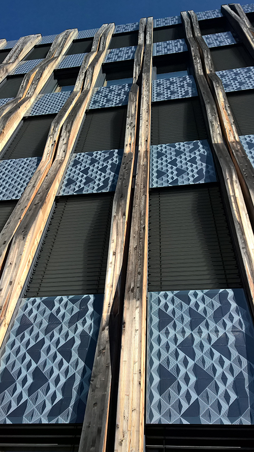 Bei dem Stuttgarter Züblin-Gebäude Z3 wurde mit Kömmerling als Partner eine geklebte Photovoltaik-Fassade mit einem lastabtragenden Klebstoff realisiert.
Bildnachweis: Ed. Züblin AG